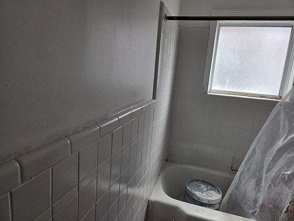 3rd image of 1024 W 21st St