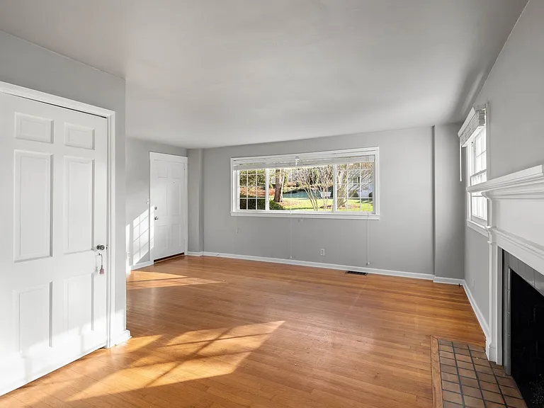 30 Lorraine Ave — Photo 3