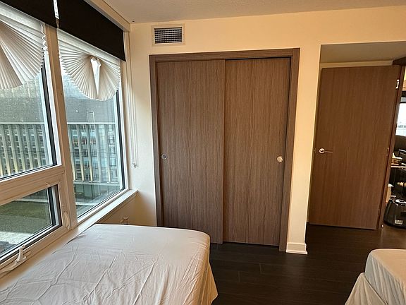 3rd image of 19 Bathurst St #1111