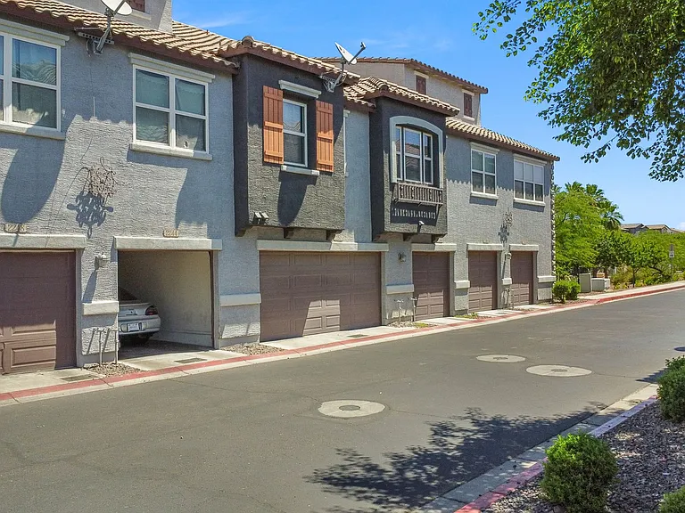2256 E Huntington Dr — Photo 3