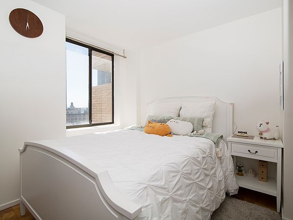 5th image of 311 E 38th St APT 10D