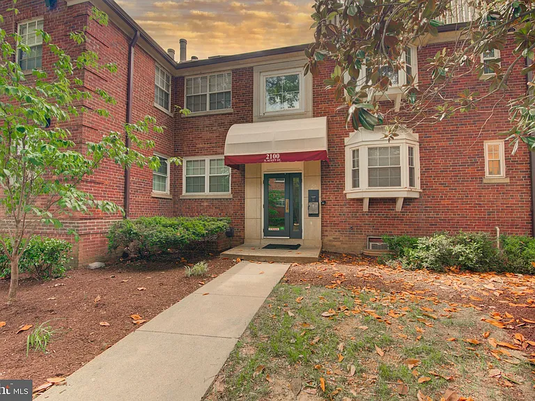 2100 N Scott St #106 — Photo 3