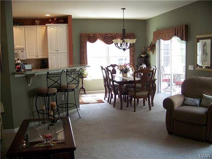2nd image of 136 Glenmoor Cir S