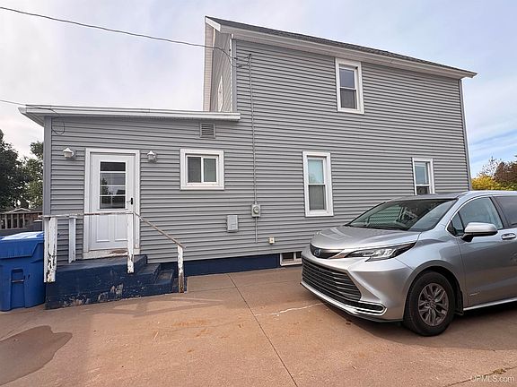 4th image of 640 Iron St