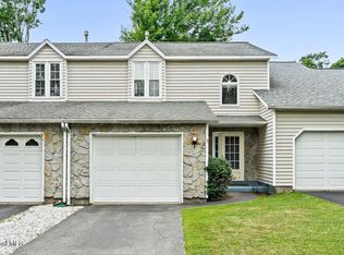 5 Woodside Dr, Albany, NY 12208