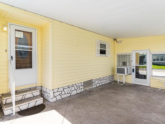 4th image of 1040 Oriole Cir