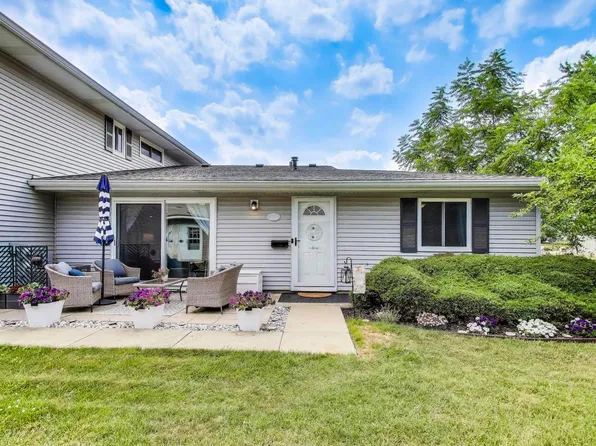 1042 Quanset Ct, Schaumburg, IL 60194