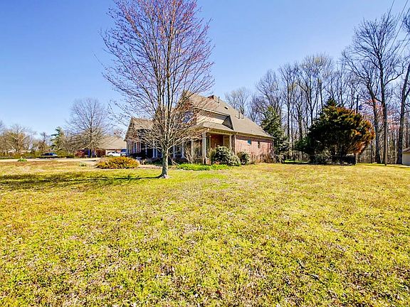 2nd image of 660 Maple Hill Dr