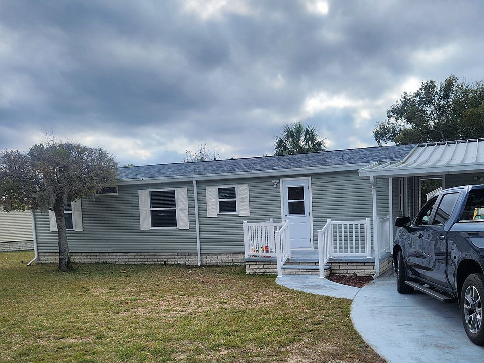 Beautiful home with new siding, central air/heat, new roof.
The whole inside has been freshly painted. Sits on a corner lot with a beautiful scenery of Lake Marinette. 
Great neighborhood & neighbors.