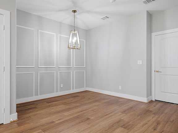 4th image of 8121 Venus St