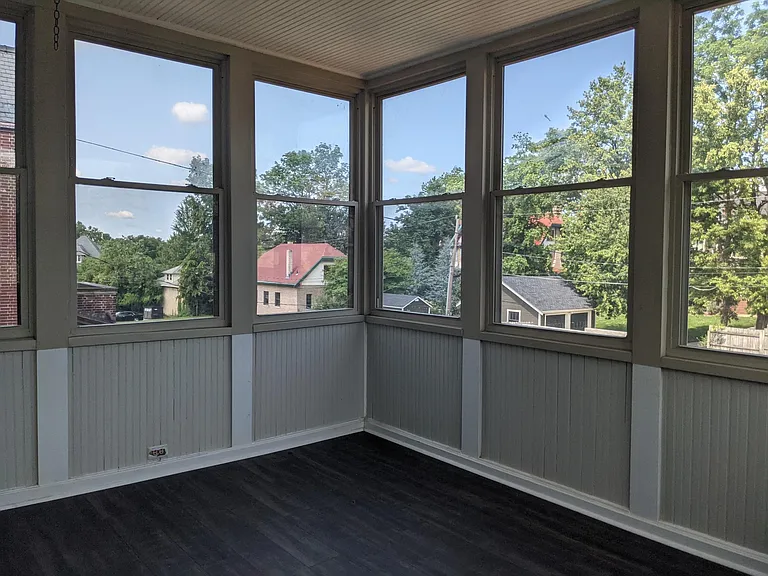 Sunroom with view (SW)