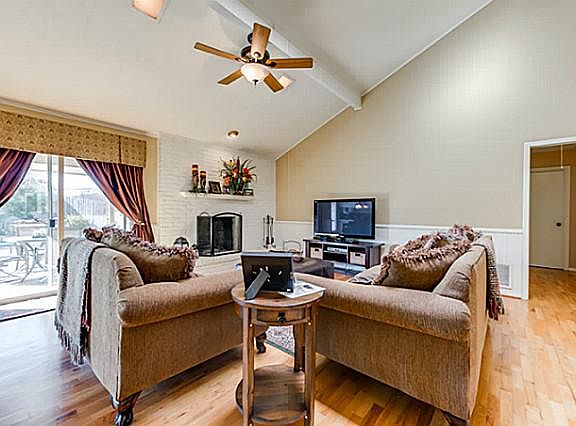 3rd image of 2817 Las Palmas Ln