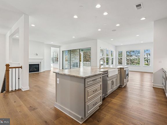 4th image of 104 Nandina Pl