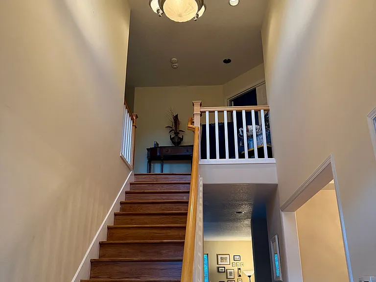 897 NE Retford Ave — Photo 2