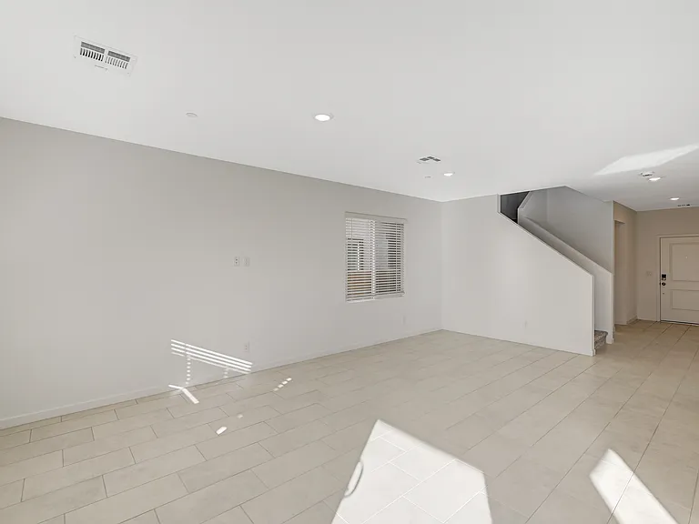 485 Daphne Ter — Photo 5