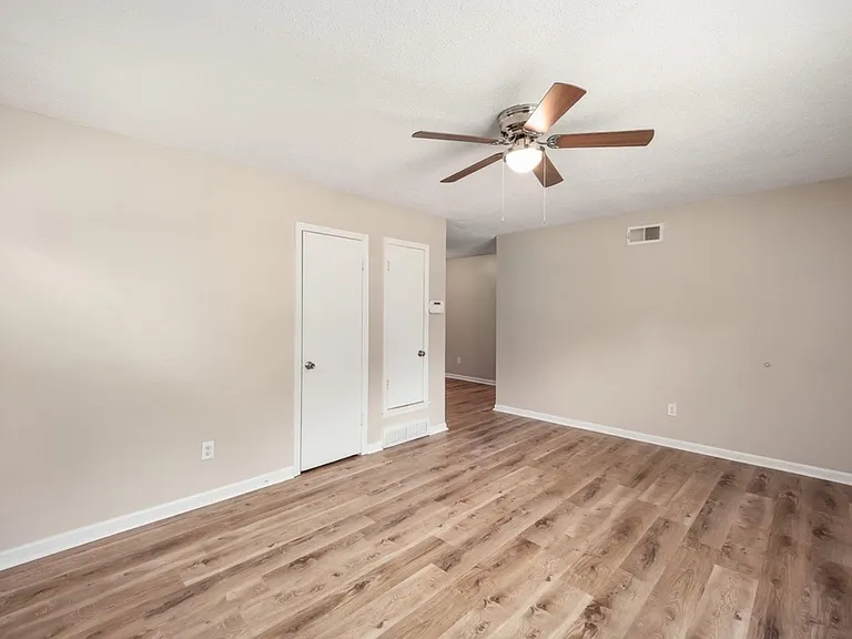 219 Melwood St — Photo 2