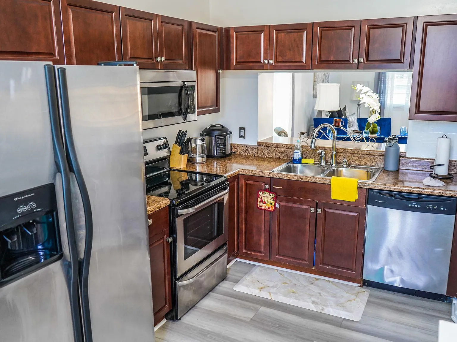 1242 Warwick Dr — Photo 4
