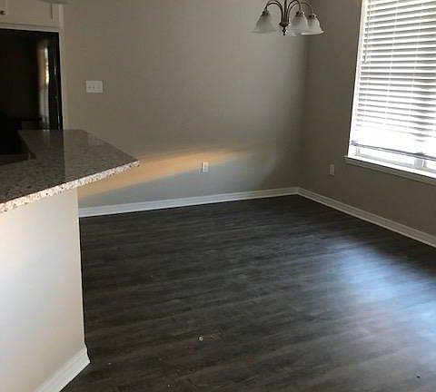 5th image of 402 Myra Lynn Ln
