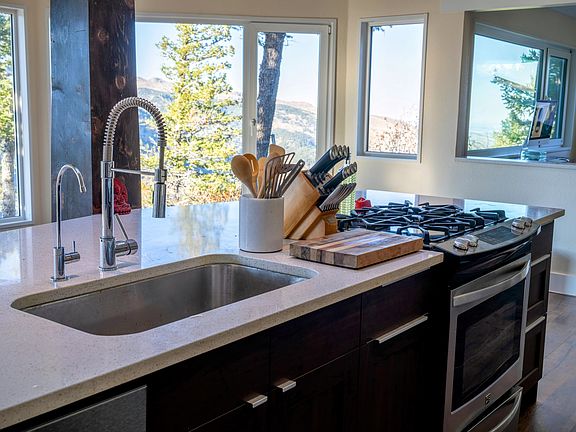 Farmhouse sink, granite countertops and new range