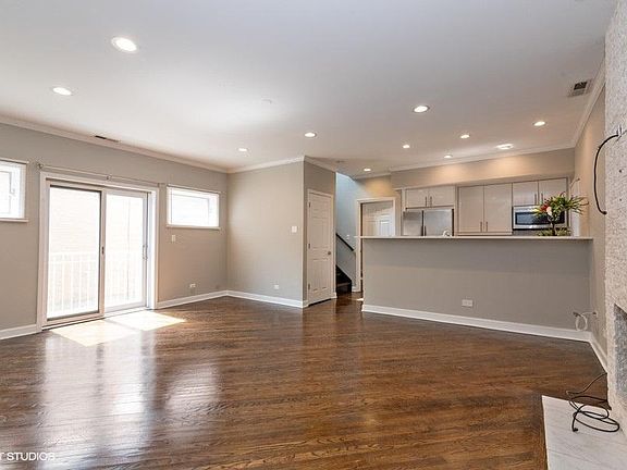 3rd image of 2506 N Greenview Ave APT 2R