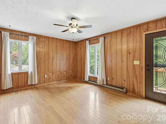 2nd image of 959 Oakmont Dr