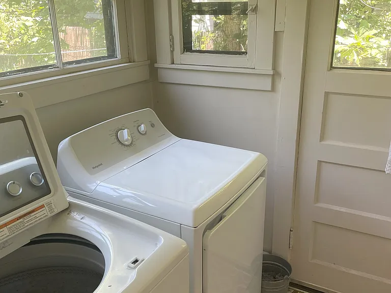 2033 Pine St — Photo 12