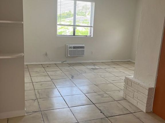 5th image of 119-127 Antiquera Ave #119-04