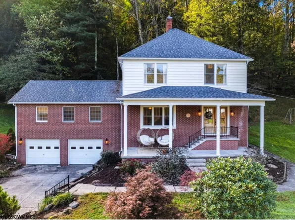 1116 E Grafton Rd, Fairmont, WV 26554