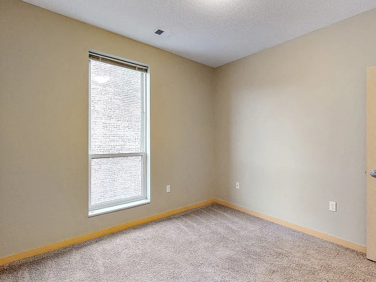L14 Flats — Photo 95