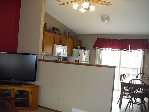 Open great room feel betw