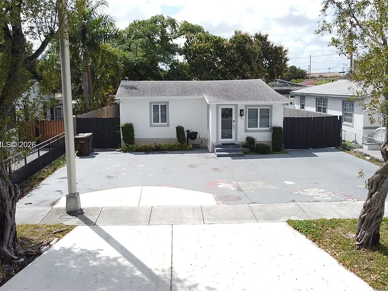 734 W 32nd St — Photo 34