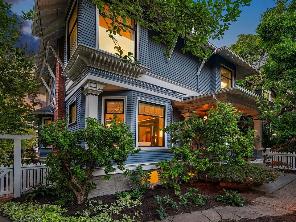 1st image of 723 12th Avenue E