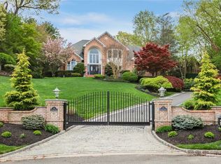 6 Strawberry Knoll Ct, Northport, NY 11768