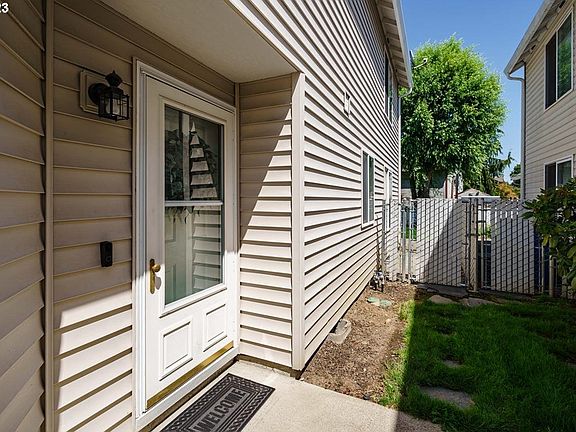 5th image of 2923 NE 116th Ave