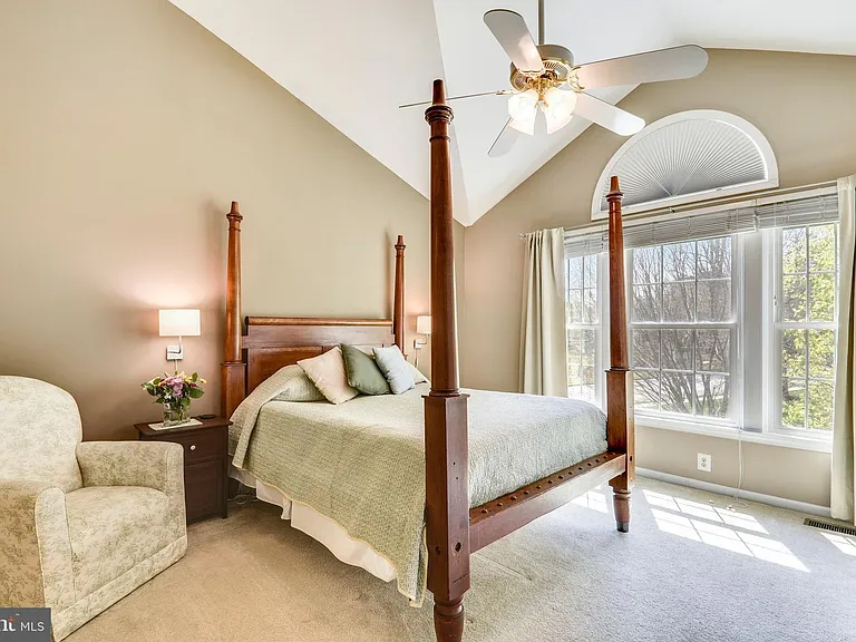 11906 Matthews Ct — Photo 8