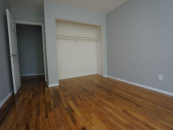 4th image of 922 Bronx Park S APT 2B