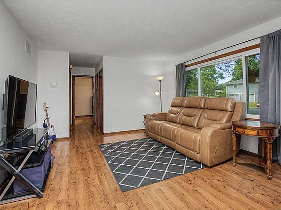 5th image of 210 67th Ave NE