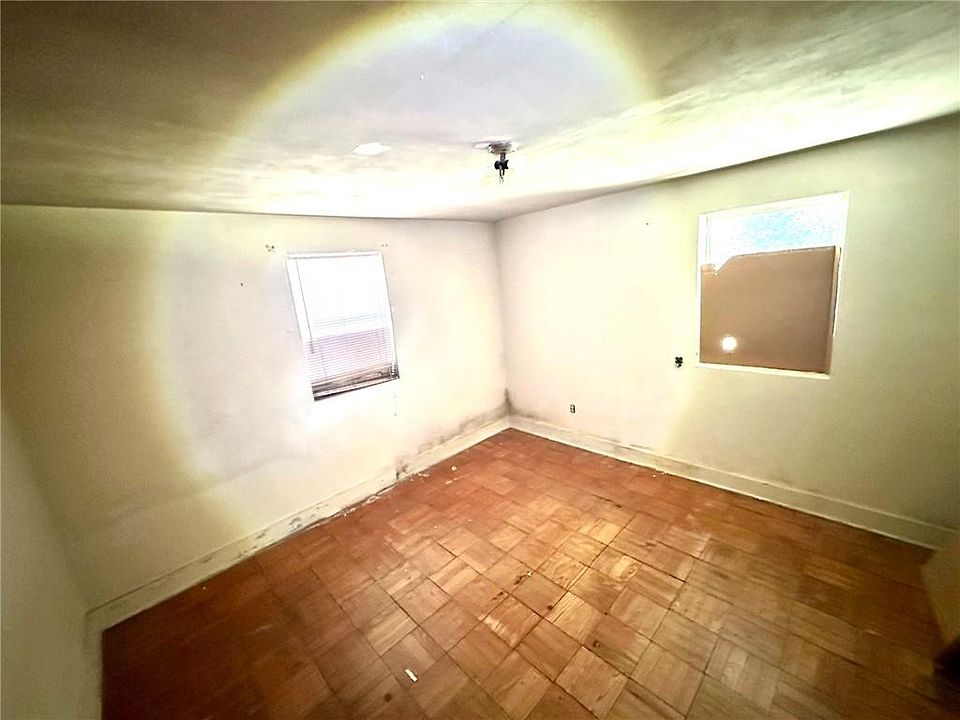 4th image of 2213 Vivian Dr