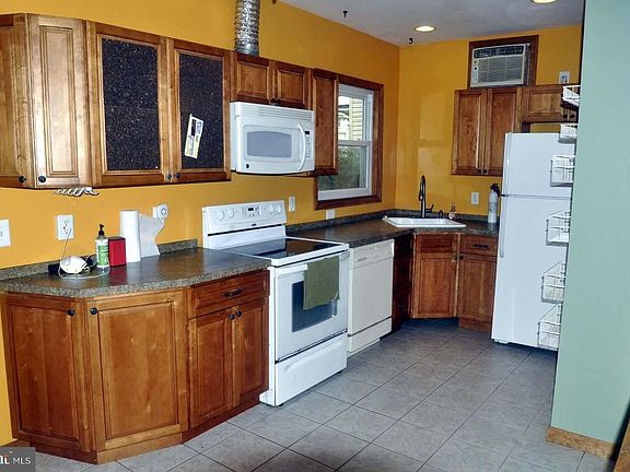 3rd image of 212 Morgan Ave