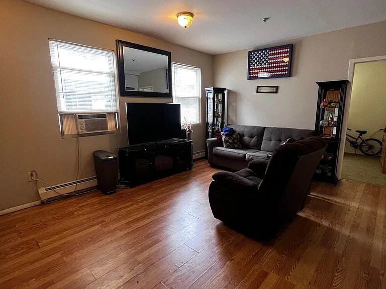 98 Walnut St — Photo 1
