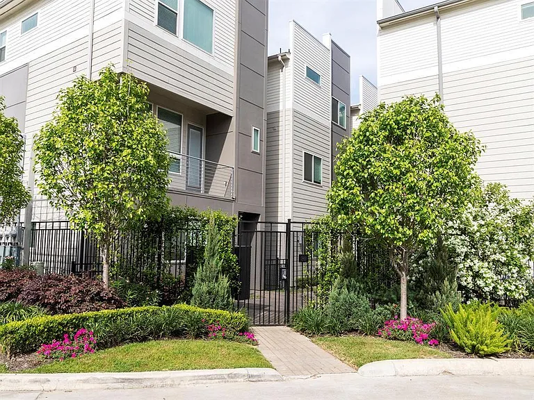 310 Jensen Dr — Photo 4