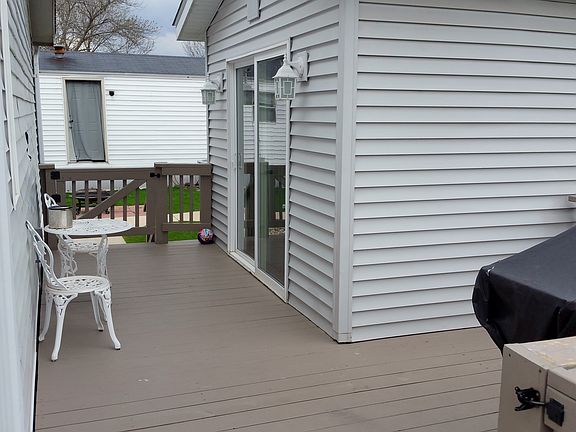 Huge deck, hot tub room