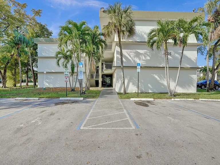 4205 N University Dr #108 — Photo 39