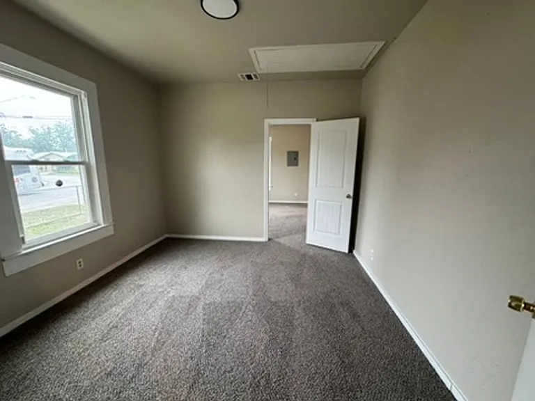 420 Clark Ave — Photo 11