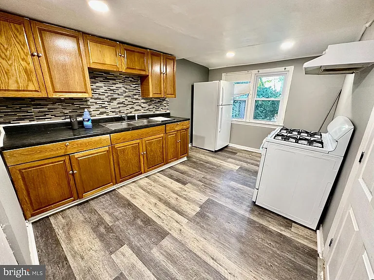 405 Lawrence St — Photo 3