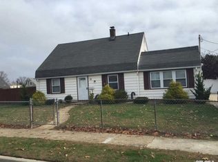 25 Bluebell Ln, Levittown, NY 11756