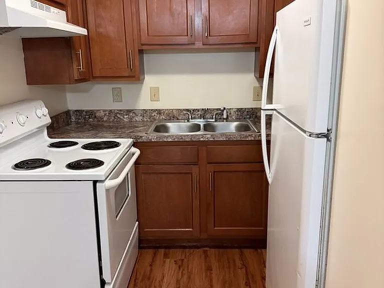 8 Stewart Park — Photo 1