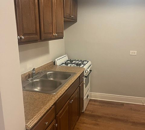 3rd image of 5732 N Winthrop Ave #14