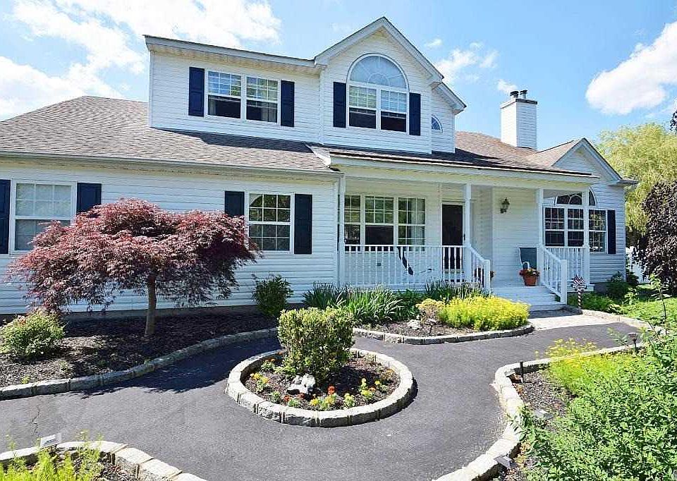 1st image of 10 Sparrow Ln
