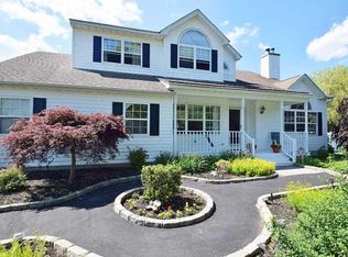 10 Sparrow Ln, Manorville, NY 11949